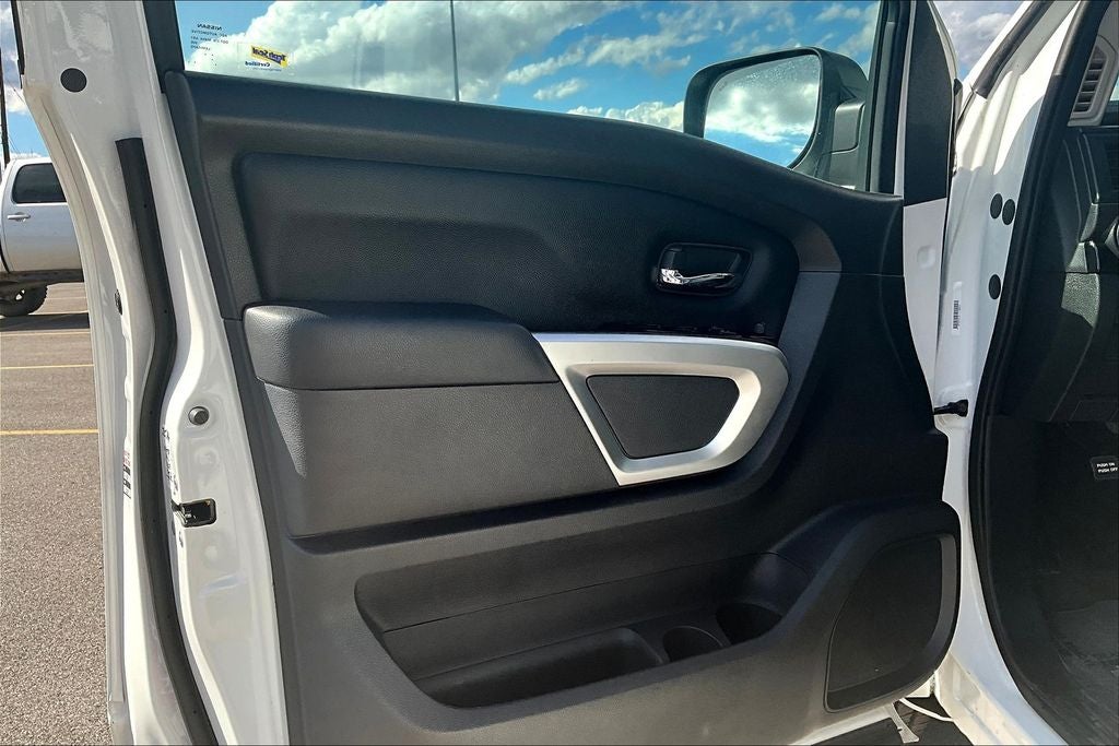 2023 Nissan Titan SV