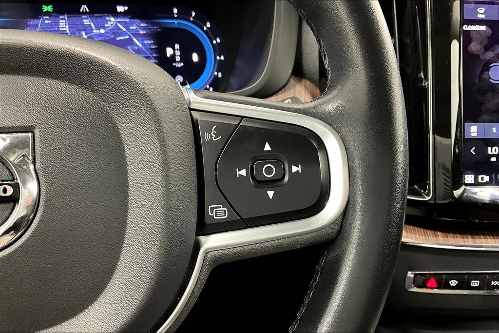 2022 Volvo XC60 B5 Momentum