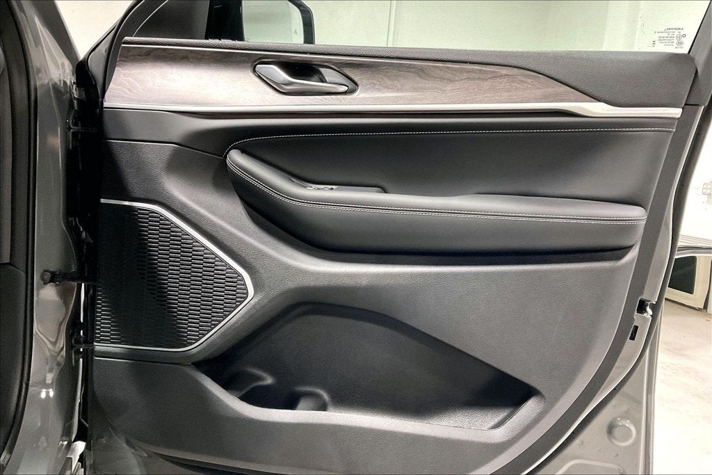 2027 Jeep Grand Cherokee GRAND CHEROKEE LIMITED RESERVE 4X4