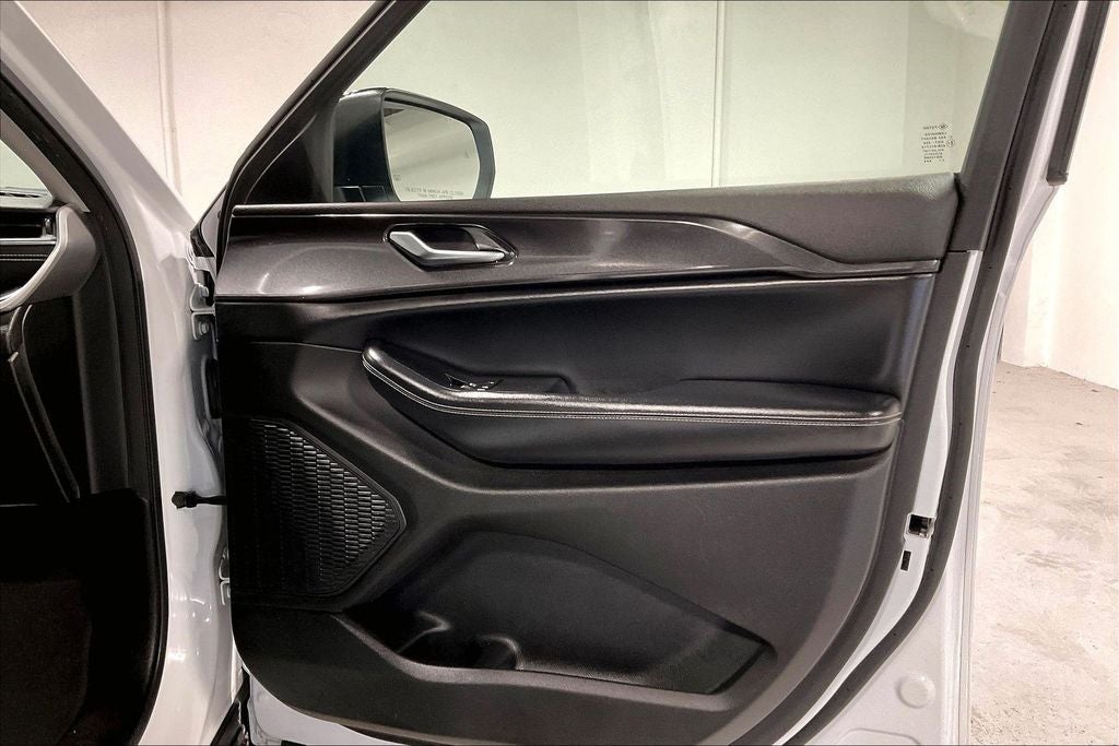 2023 Jeep Grand Cherokee L Laredo 4x2