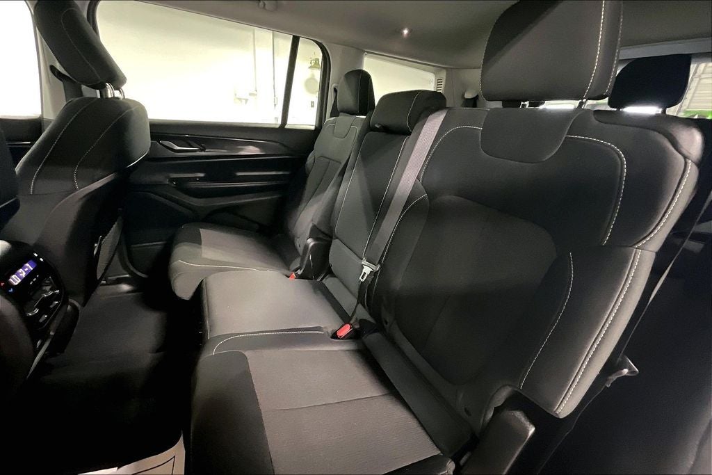 2023 Jeep Grand Cherokee L Laredo 4x2