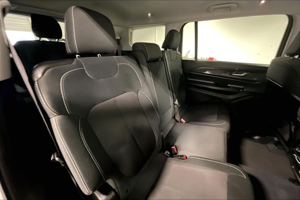 2023 Jeep Grand Cherokee L Laredo 4x2