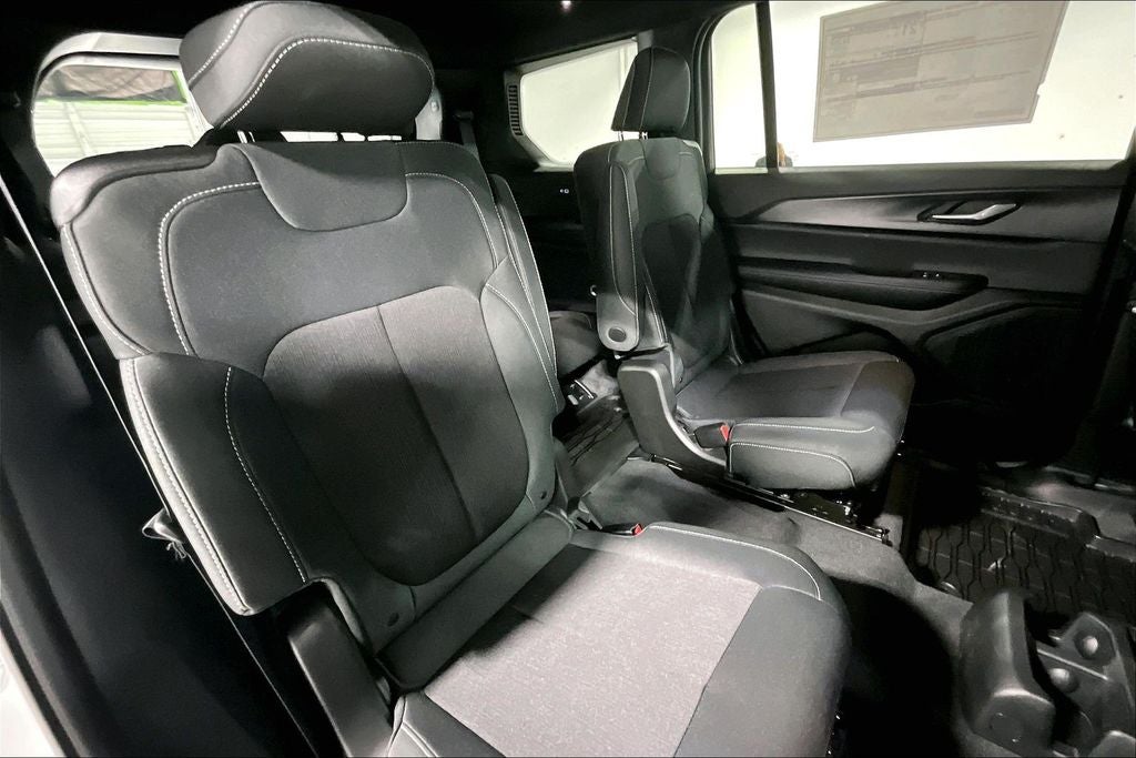 2026 Jeep Grand Cherokee GRAND CHEROKEE L LAREDO X 4X2