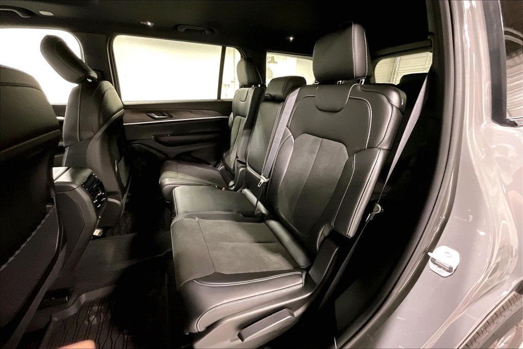 2027 Jeep Grand Cherokee GRAND CHEROKEE L LAREDO ALTITUDE 4X2