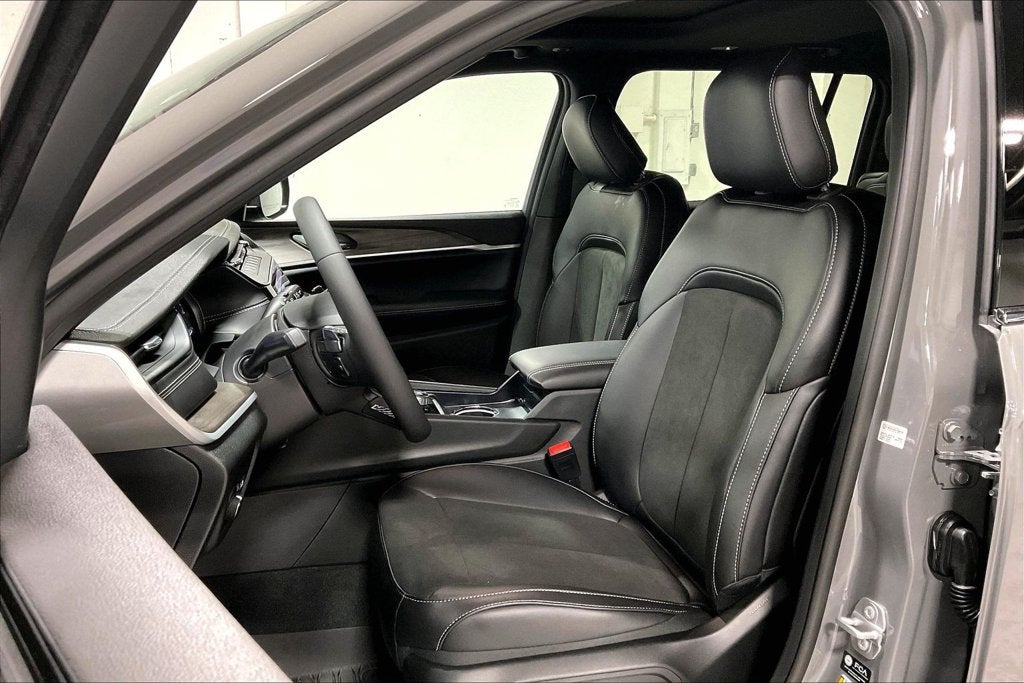 2027 Jeep Grand Cherokee GRAND CHEROKEE L LAREDO ALTITUDE 4X2