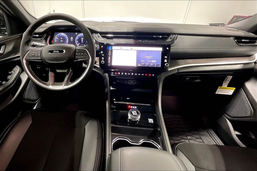 2027 Jeep Grand Cherokee GRAND CHEROKEE L LAREDO ALTITUDE 4X2