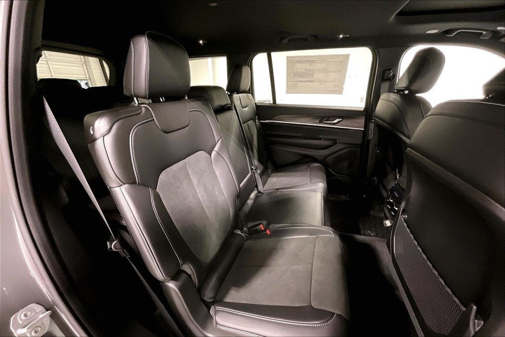 2027 Jeep Grand Cherokee GRAND CHEROKEE L LAREDO ALTITUDE 4X2