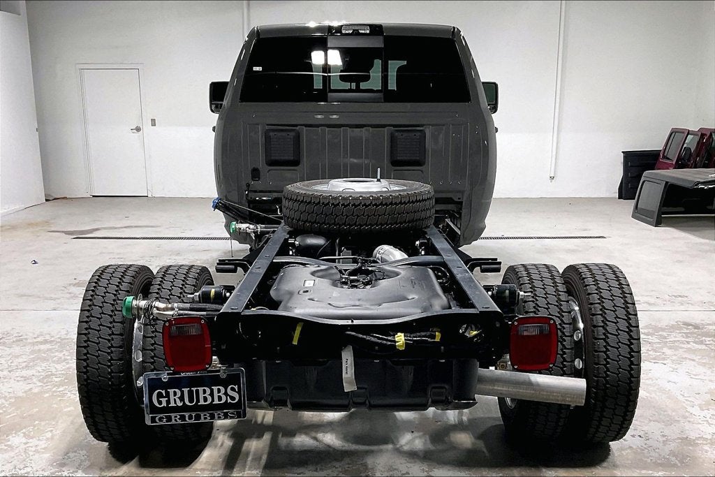 2027 RAM Ram 5500 Chassis Cab RAM 5500 BIG HORN CHASSIS CREW CAB 4X4 84' CA